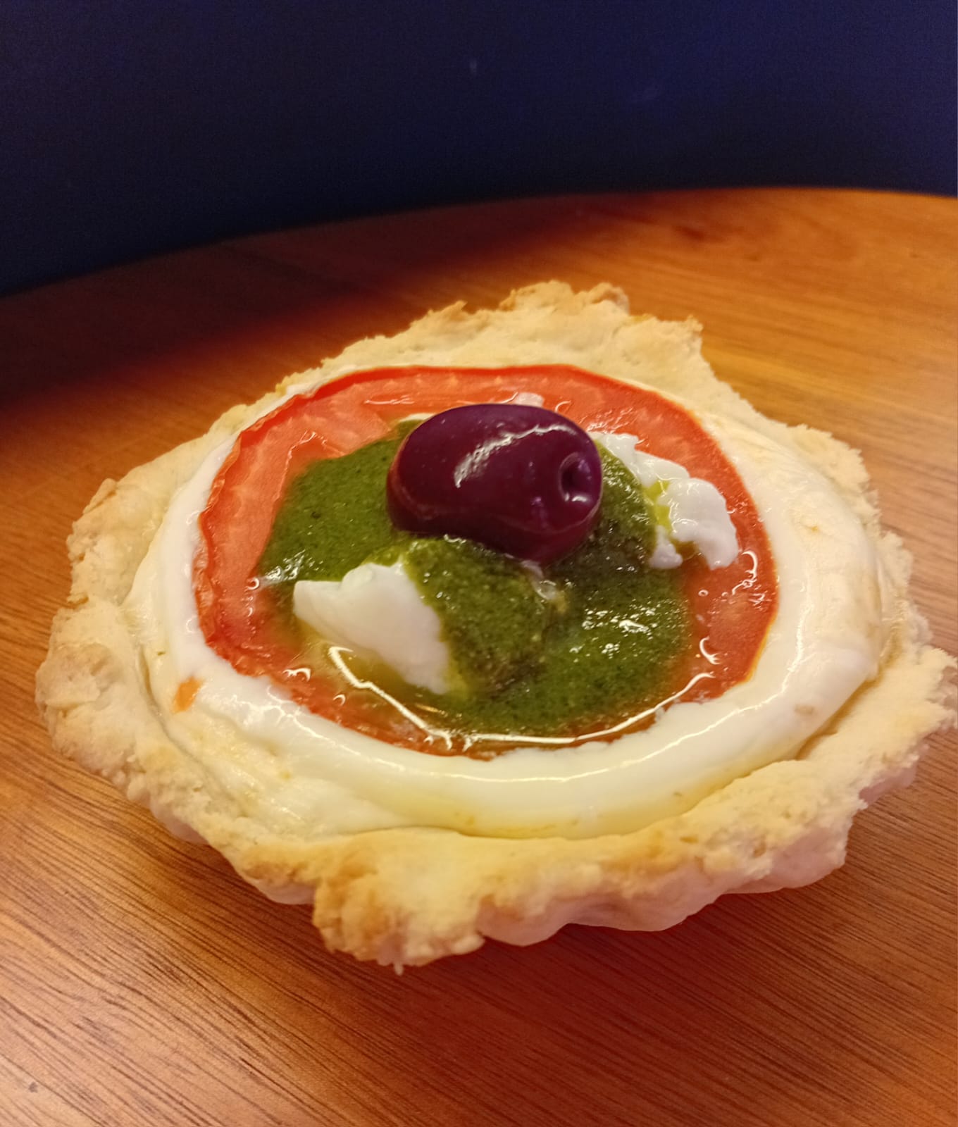 Torta de queijo com tomate, queijo de búfala e pesto de manjericão